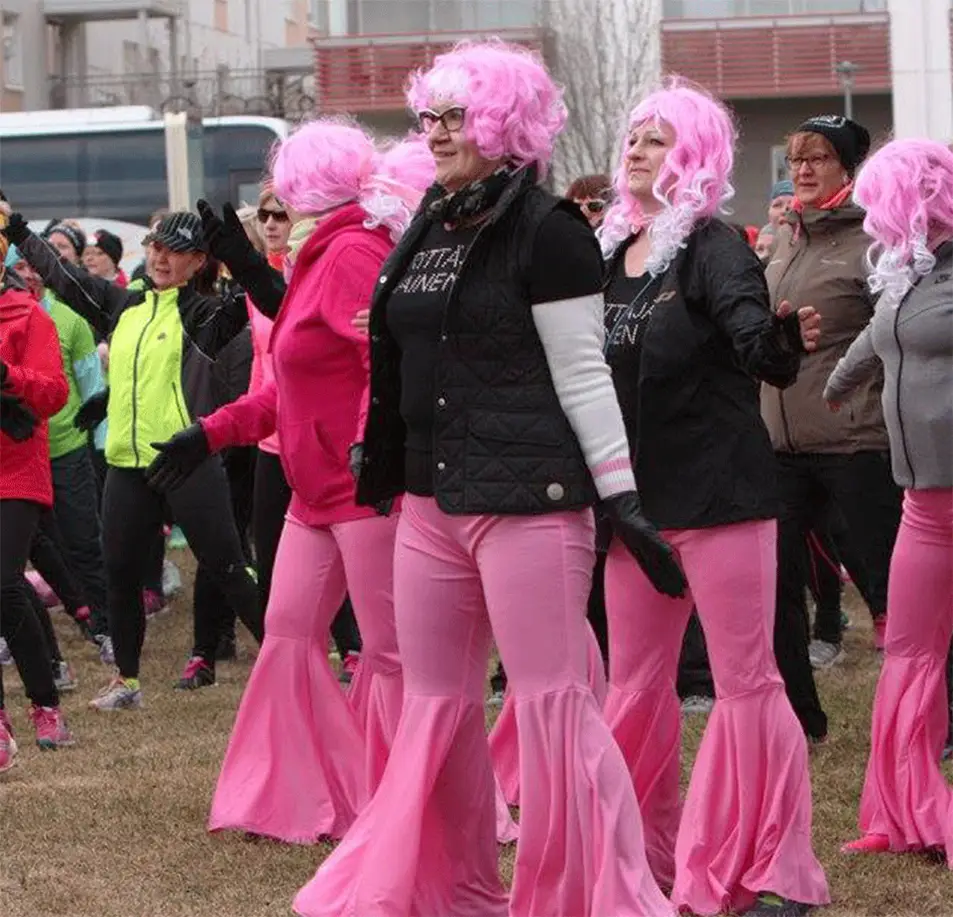 Rovaniemeläisiä yrittäjänaisia pinkeissä asuissaan valmistautumassa Naisten 10 Rovaniemi - tapahtuman starttiin.