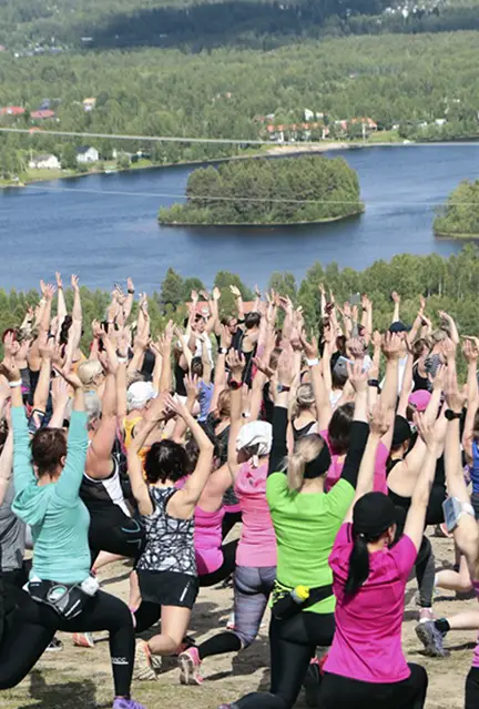 Joukko naisia Ounasvaaran päällä Rovaniemellä Naisten 10 Rovaniemi -tapahtumassa.